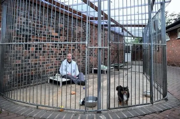 Sean Le Vegan, na jaula onde irá ficar por 35 dias. (Foto: Paul Heyes/Global Animal)