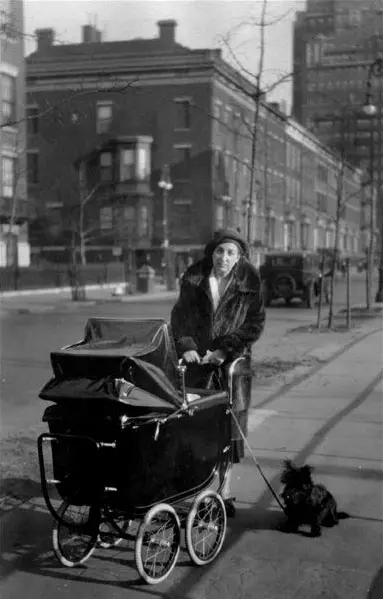 Katharine S. White com Daisy, nas ruas de Nova York, em 1931 (Foto: Reprodução)
