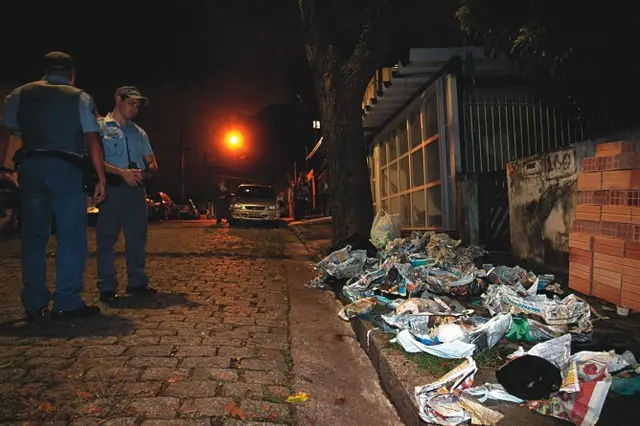 Cemitério: os corpos de gatos e cachorros foram encontrados pela polícia em sacos de lixo na frente da casa de Dalva (Foto: Edson Criado)