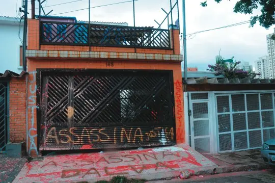 A casa da dona de casa, na Vila Mariana: após o flagrante, ativistas picharam o lugar (Foto: Cida Souza)