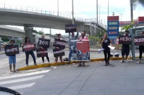 Manifestantes seguraram cartazes contra tortura animal (Divulgação)
