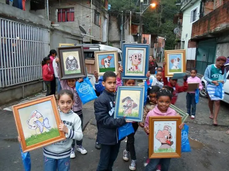 Crianças exibem suas pinturas de animais (Foto: Divulgação)