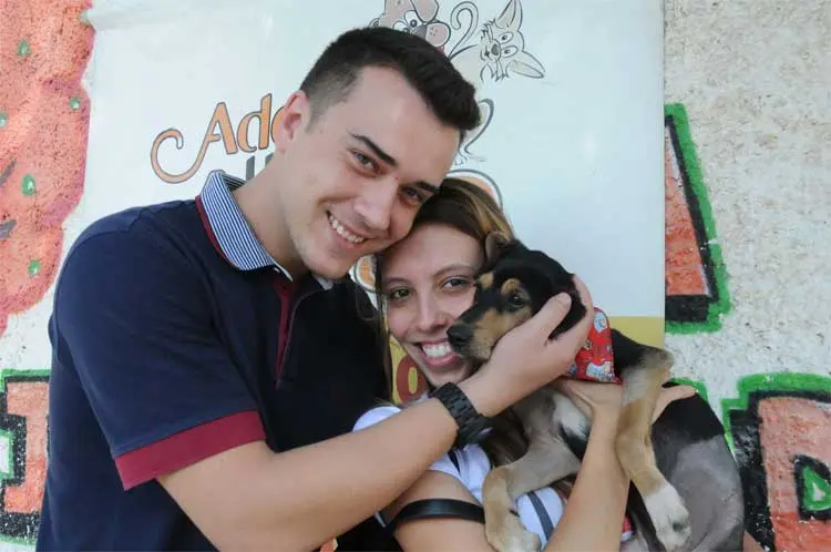 Valentina agora tem um lar: o casal Luis Henrique e Bruna viu na pata estendida da cadelinha um pedido Foto: Divulgação