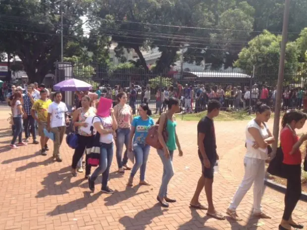 Milhares de pessoas enfrentaram fila para deixar currículos nos balcões. (Foto: Ronie Cruz/G1 MS)
