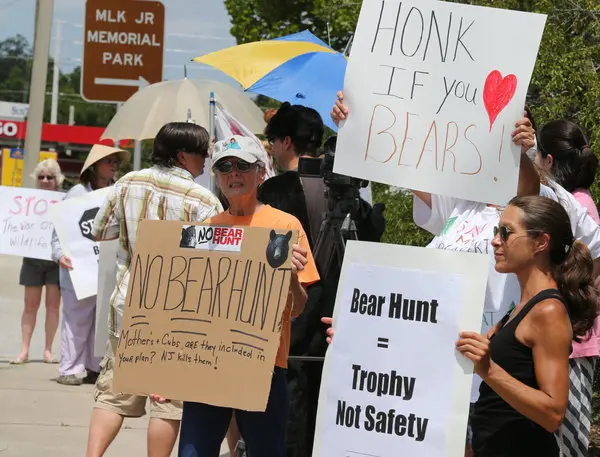 Ativistas fazem protesto. Foto: Credit Bruce Ackerman/Ocala Star-Banner, via Associated Press