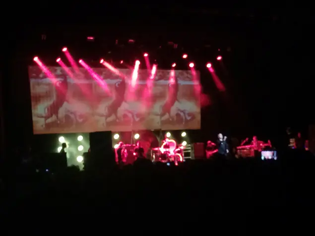 Durante a música “The Bull Fighter Dies” imagens anti-tourada foram projetadas no palco