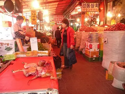 Mulher escolhe pedaços de carne canina no mercado de Seul. (Foto: Anja Johnson/Pet Mag