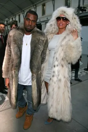 Kanye West e sua namorada Amber em evento em Paris. (Imagem: PETA)