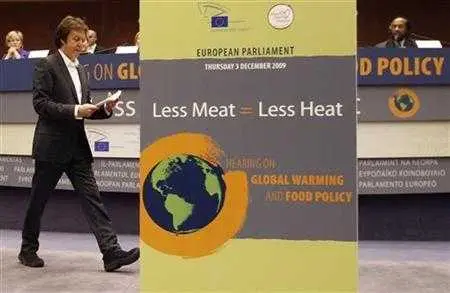 Paul McCartney em apresentação sobre o impacto da carne no clima, em 03 de Dezembro de 2009, em Bruxelas. (Foto: Yves Herman/Reuters)