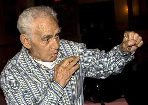 Joe Rollino 'soca o ar' em pose para fotógrafo em foto de 19 de março de 2008, no dia de seu aniversário de 103 anos em Nova York. (Foto: AP)