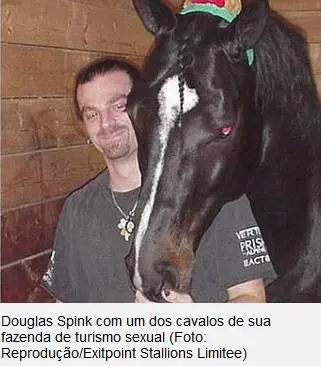 Douglas Spink com um dos cavalos de sua fazenda de turismo sexual 