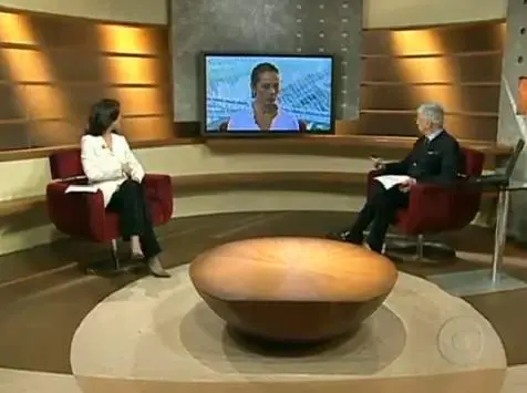 os apresentadores do jornal bom dia brasil junto à jornalista carla vilhena, durante nova matéria exibida na rede globo