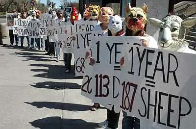 Ativistas saem às ruas mascarados de animais para protestar contra a tortura e o uso de animais em laboratórios (Foto: Reprodução/SAEN)