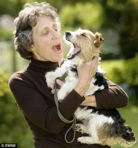 foto da tutora britânica com sua cadela no colo, feliz da vida
