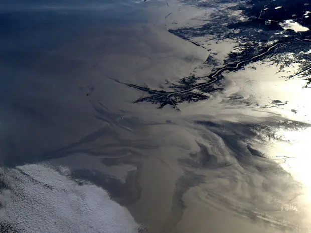 Foto tirada pela tripulação da ISS mostra a mancha de óleo perto do delta do Rio Mississippi (Foto: Soichi Noguchi / ISS)