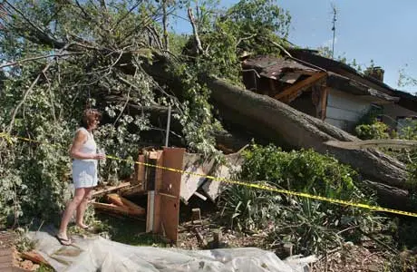 imagem de uma casa que foi destruída pelo tornado no Canadá