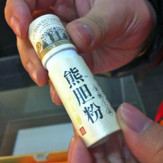 Frasco usado para armazenar o pó feito com bílis de urso na China. Foto: Jason Lee/ Reuters