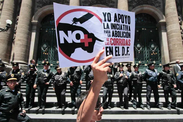 Ativistas exigem fim das touradas. (Foto: Prometeo Lucero)