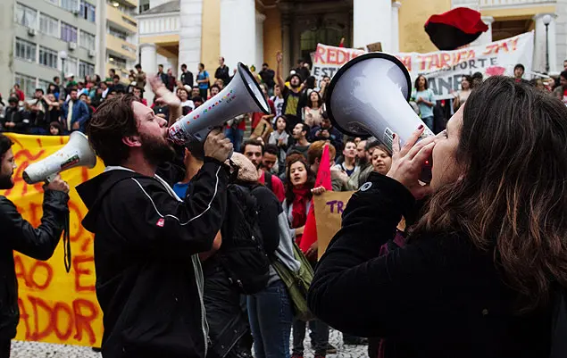 Manifestantes fazem uso da ação direta nas manifstações brasileiras. Foto: Anderson Pinheiro-Futura Press-Folhapress - Florianópoles