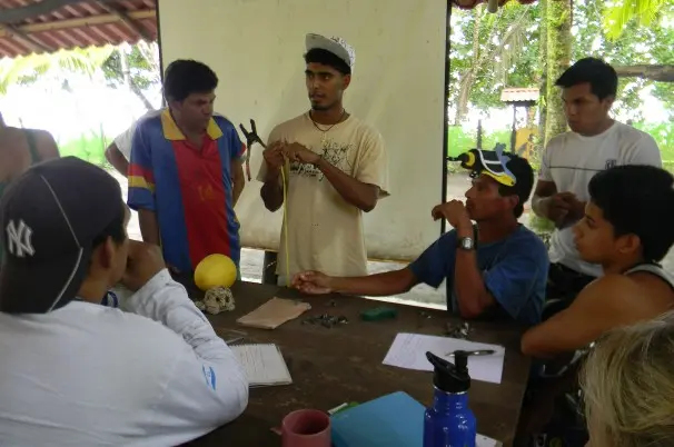 O ambientalista Jairo Mora Sandoval (no centro), falando a pessoas sobre preservação de tartarugas na Costa Rica. (Foto: WIDECAST/Associated Press)