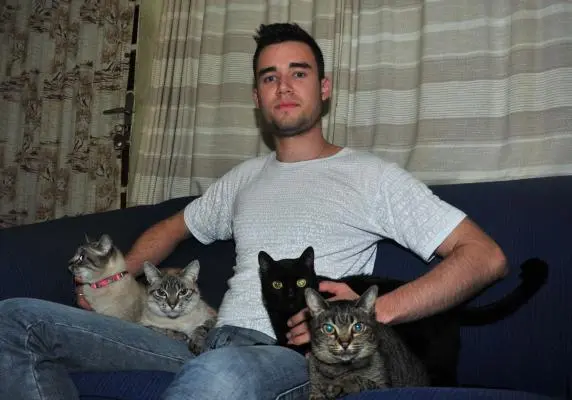 Rodrigo Bozzola de Castro e Santana teve dois de seus sete gatos mortos na semana passada. (Foto: Fábio Rogério)