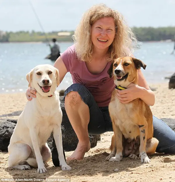 Sortudas: Alicia Brown, com suas cadelas Vanda (esquerda) e Mira (direita),resgatadas após serem raptadas na praia. (Foto: Daily Mail)