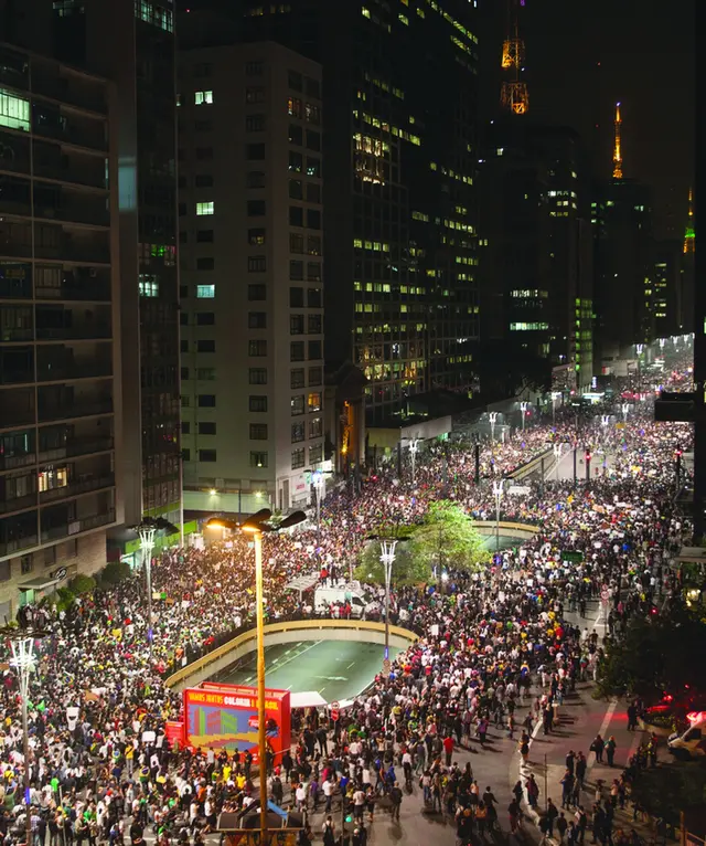 Manifestantes se reunem na Av. Paulista para os protestos a favor da revogação da tarifa do transporte público em São Paulo - foto: Folha press