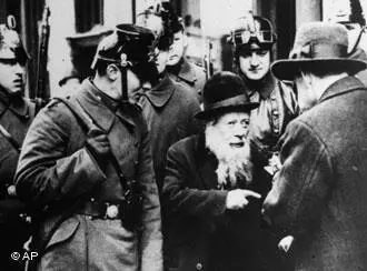 Judeu idoso é interpelado nas ruas de Berlim em 1933. (Foto: Divulgação)