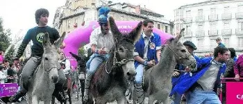 "Blusas" participam da edição de 2011 na corrida de burros (Foto: Alex Larretxi)