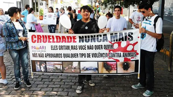 I Manifestação Crueldade Nunca Mais em São Leopoldo (RS), em 2012. (Foto: ONG Paar/Divulgação)