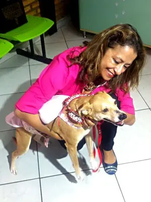 A cachorrinha Bella e sua nova dona, a PM Edna Lucia (Foto: Isabella Formiga/G1)