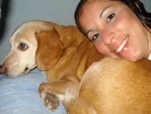 Marcela, com a cadela Suzy: sabor da impunidade. (Foto: Divulgação)