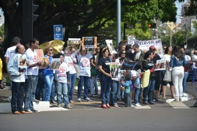 Para chamar a atenção, ativistas ficaram no cruzamento da 13 com a Avenida Afonso Pena. (Foto: Cleber Gellio)