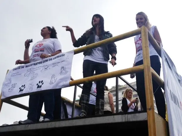 A modelo Yasmin Brunet e as atrizes Thaila Ayala e Giovanna Ewbank participam do protesto (Foto: Isabela Marinho/G1)