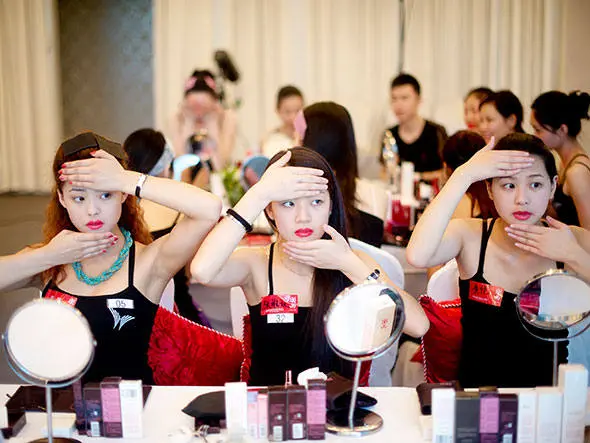 Chinesas se maquiam: as políticas da China criam um dilema para a L’Oréal, que quer vender no país sem afastar os clientes de mercados onde o público pede um tratamento humano para os animais. (Foto: Exame)
