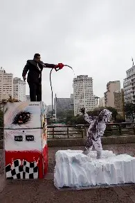 Ativistas do Greenpeace no dia 17 de Agosto, em São Paulo, encenam consequências da exploração de Petróleo no Ártico. Foto: Greenpeace/Otávio Almeida 