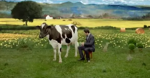 Garoto-propaganda extrai ingredientes de capuccino de uma vaca, literalmente vista como uma máquina no comercial da NET. Foto: Reprodução