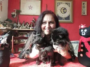Roseli T com três de seus sete gatos pretos de estimação (Foto: Jamile Santana/G1/Divulgação)