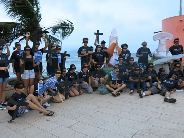 Grupo protestou com vendas e roupas pretas (Foto: Carolina Ramires / G1 )