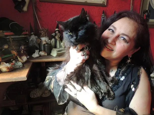 Roseli T com seu gato preto Gustavo. "Ele me dá sorte", diz (Foto: Jamile Santana/G1/Divulgação)