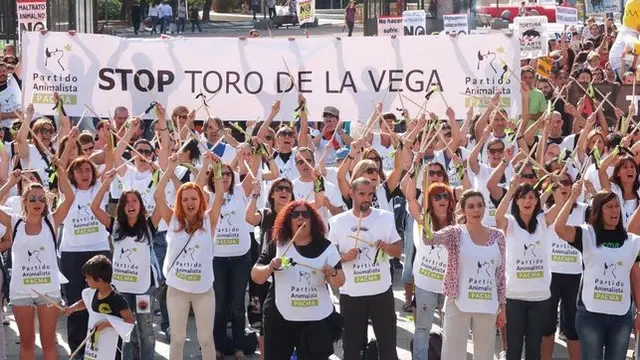 A marcha contra o Toro de la Veja reuniu milhares de pessoas em Madrid. (Foto: PACMA)