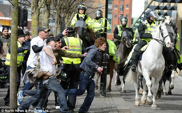 Torcedores exaltados caminham em direção a cavalos da polícia após o jogo. Foto: Daily Mail