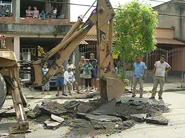 Retroescavadeira foi usada para abrir concreto e salvar cães (Foto: Reprodução/TV Rio Sul)