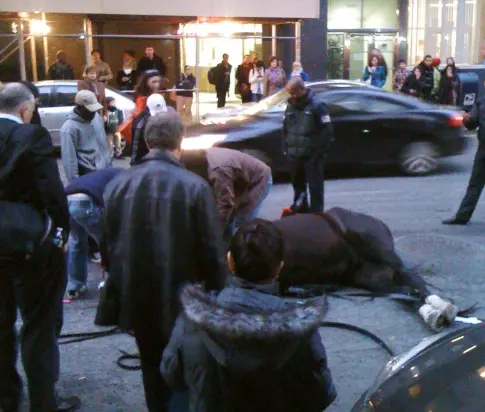 uma carroça vira na rua após desmaio do cavalo, perto da Rua 60 com Broadway. (Foto: NY Daily News)