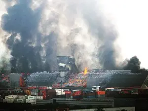 Incêndio de grandes proporções destrói armazéns no Porto de Santos (Foto: Ricardo Nogueira/AFP/Divulgação)