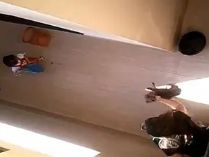 Vídeo mostra mulher espancando animal na frente da filha (Foto: Reprodução)