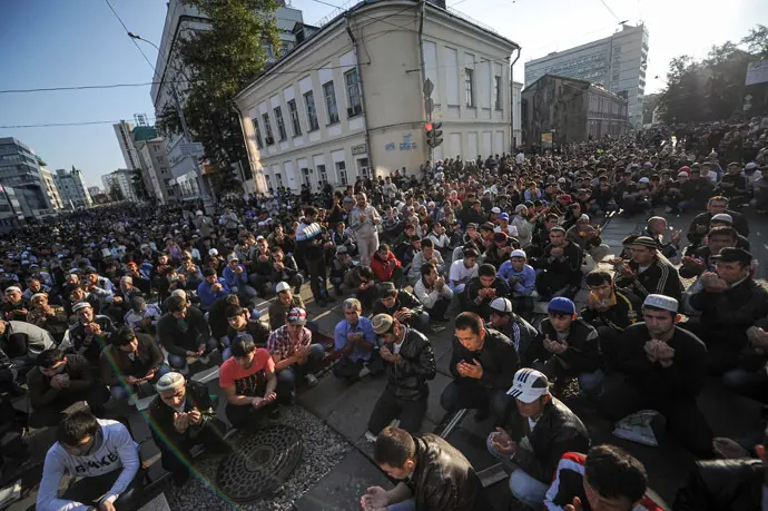 Muçulmanos celebram o Eid Al-Fitr em Moscou com orações matinais (Foto: RIA Novosti/Vladimir Astapkovich)