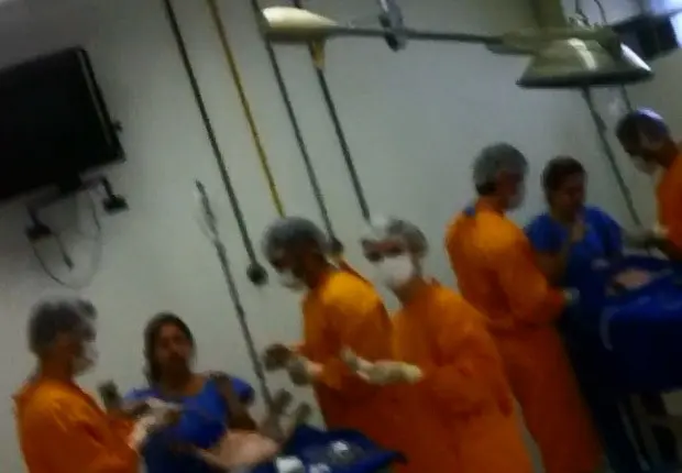 Ativistas interrompem aula prática no curso de medicina na PUC Campinas (Foto: VC no G1)