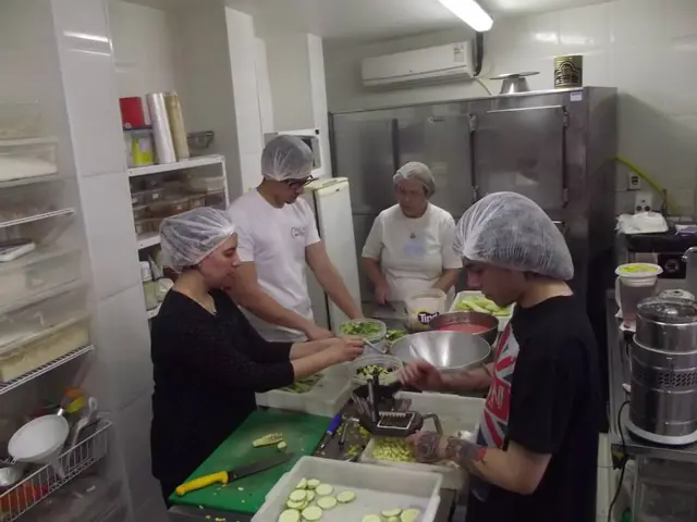 Voluntários ajudando no preparo do sopão Vegano. (Foto: Mariah Burnier)