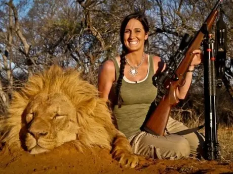 Depois de ser até ameaçada de morte por protetores, a caçadora excluiu seus perfis de redes sociais. (Foto: Divulgação)